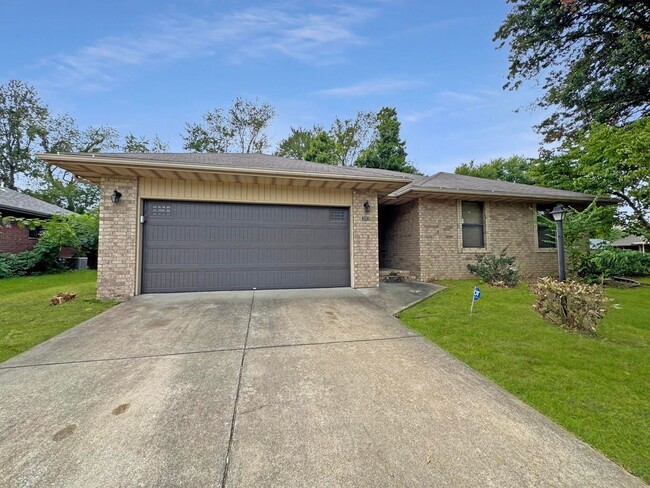 Building Photo - Beautiful 3 Bedroom Home with Fenced Yard & 2-Car Garage in Central West Springfield!