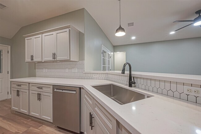 2 Garden Lodge Pl