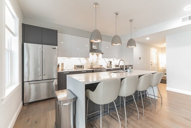 Building Photo - 54 Pleasant St Unit 5