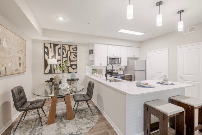 Comedor recientemente renovado - The Chelsea Apartments