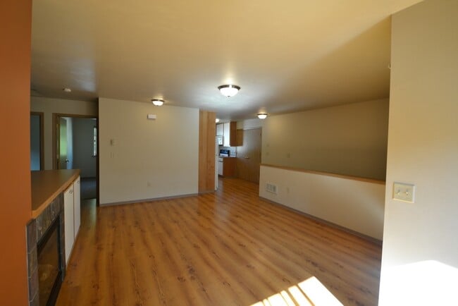Photo - Nice 3 Bed Upstairs Flat - Walking Distance to Campus! Unit B