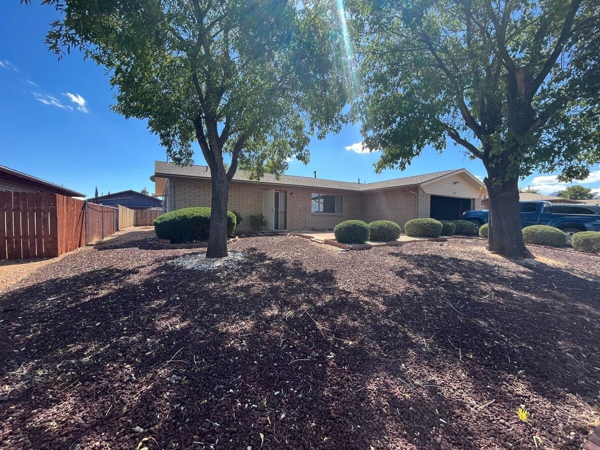 Photo - 3 bedroom home with large family room