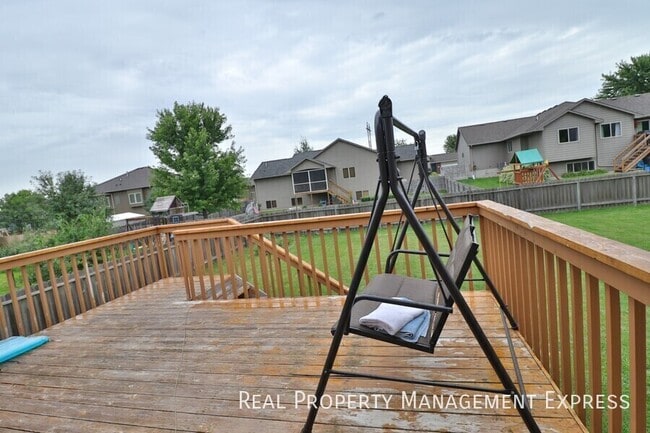 Photo - Large 4 bedroom 3 bathroom house with a fenced in yard