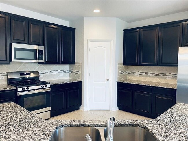 Photo - 1009 Sundrops St