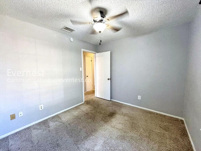 Photo - 915 Pyegrave Pl