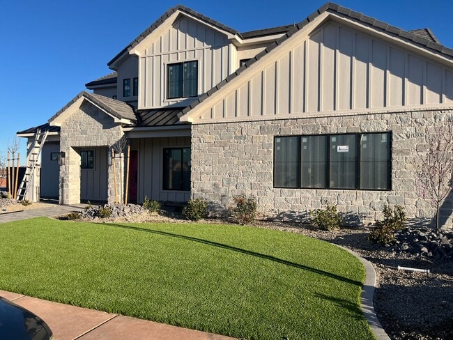 Building Photo - 5 bed 4.5 bath home with pool in Crimson Cliff Boundary