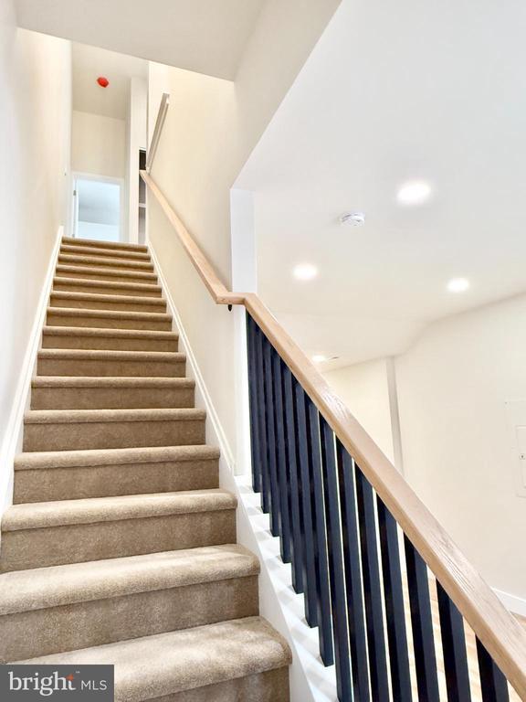 Photo - 151 N York St