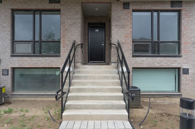 Building Photo - 851-851 Sheppard Ave W