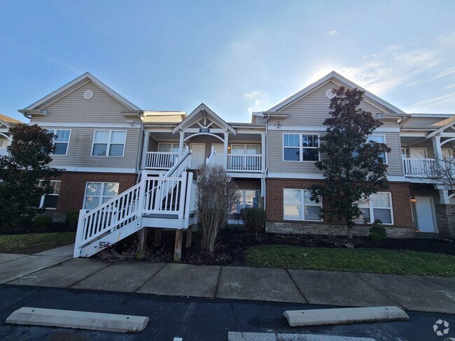 Building Photo - Freshly painted 2nd floor 2 bedroom 2 full... Unit 228 Rental