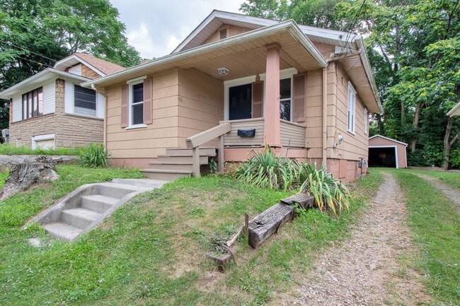 Building Photo - 2212 Snyder Ave NE