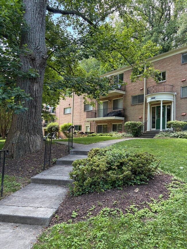 Building Photo - 10600 Kenilworth Ave Unit 1