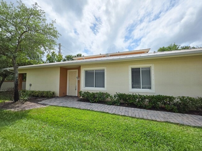 Building Photo - ANNUAL RENTAL - 3/2 -BRADFORD PLACE