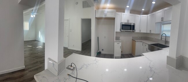 Photo - 4422 W 164th St Unidad 4422 1/2