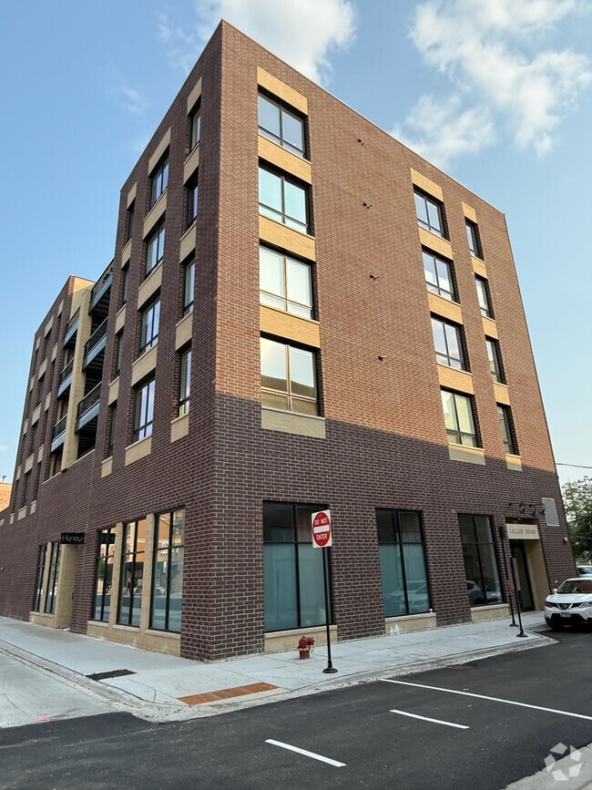 Building Photo - 680 N Milwaukee Ave Rental