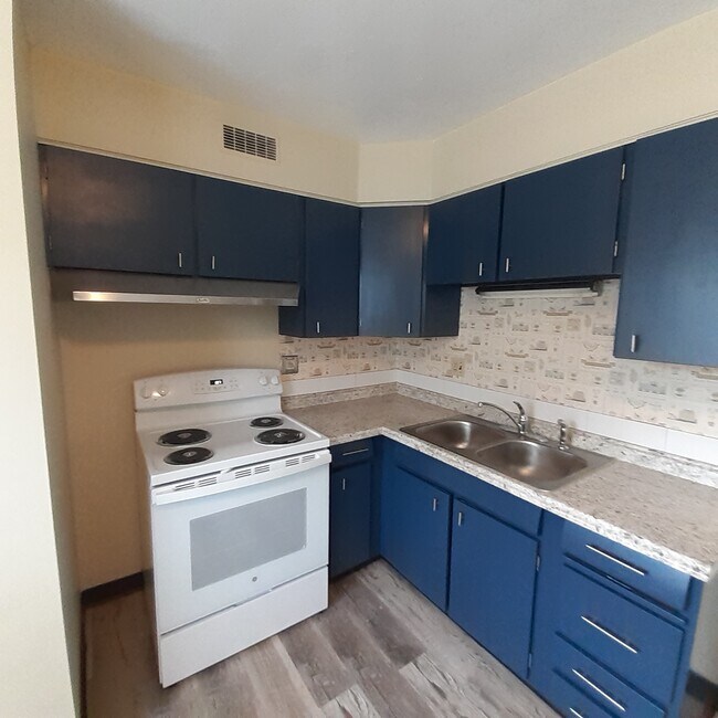 Building Photo - 752 W Broadway Unit Apartment C