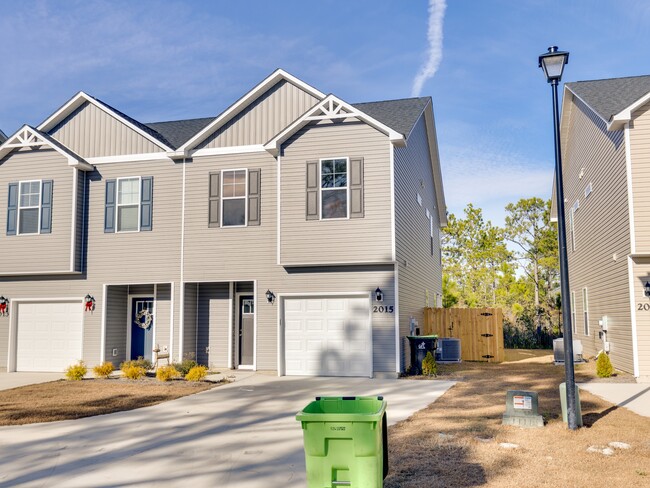 Photo - 2015 Folkstone Wds Ln Townhome