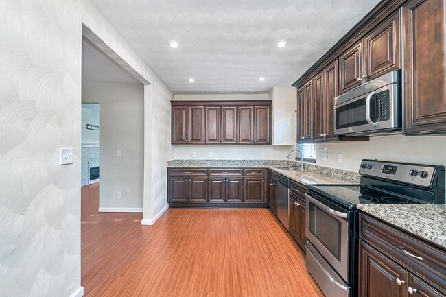 Photo - 1552 Fleetwood Ave