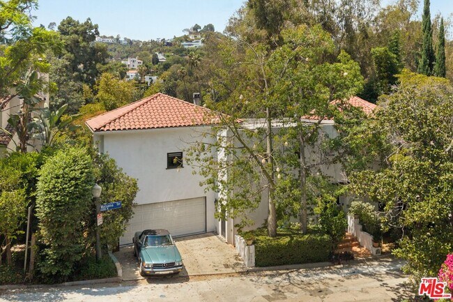 Building Photo - 2065 Watsonia Terrace