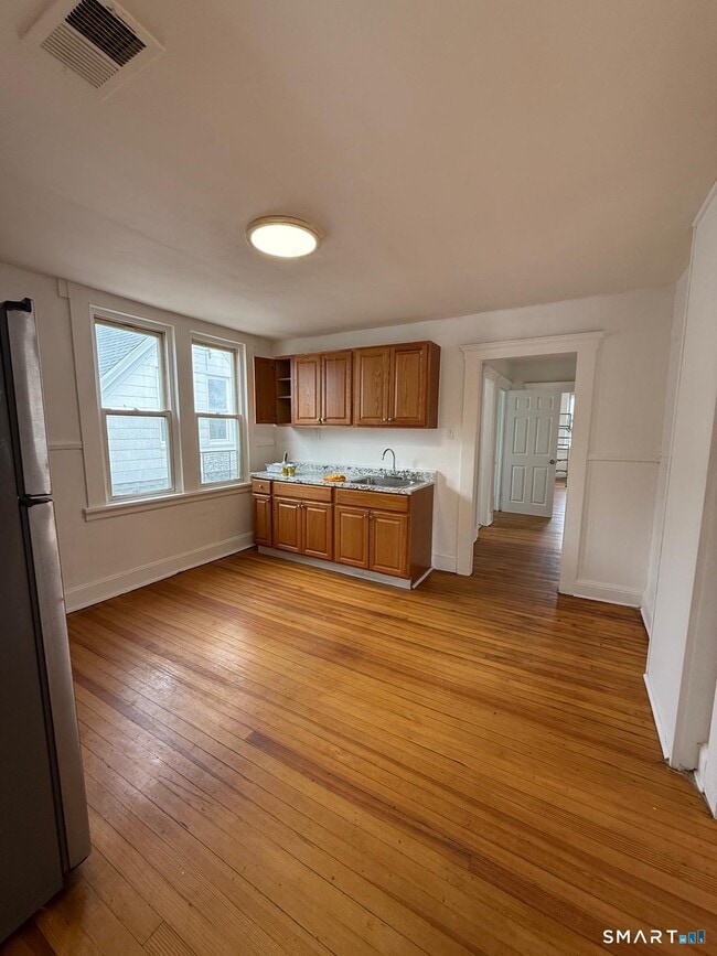 Building Photo - 177 Read St Unit 3
