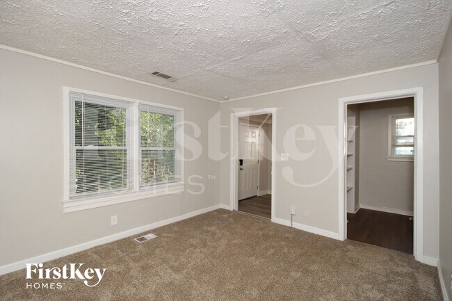 Photo - 1800 Oakmont Dr NW
