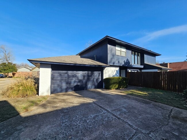 Building Photo - (2)Bed/(2.5) Bath + Study and Storm Shelter Avail Dec 1!