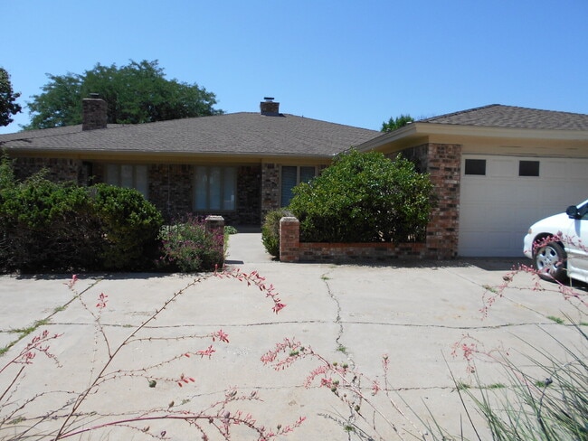 Building Photo - Beautiful duplex in South Lubbock