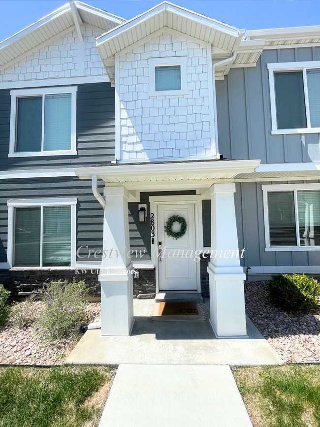 Building Photo - Beautifully Maintained Townhouse in a Prime Location