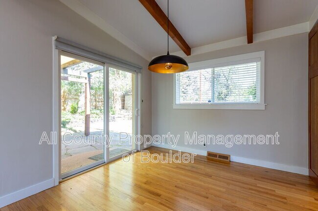 Photo - 1895 Balsam Ave