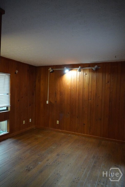 Photo - 195 Woodstone Dr