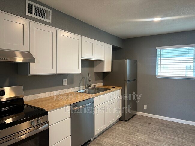 Photo - 1311 W 4th St