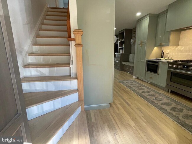 Photo - 704 3rd St SW