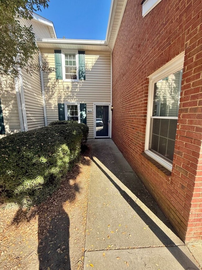 Building Photo - South Charlotte 2 Bedroom Garden Unit, Imm...