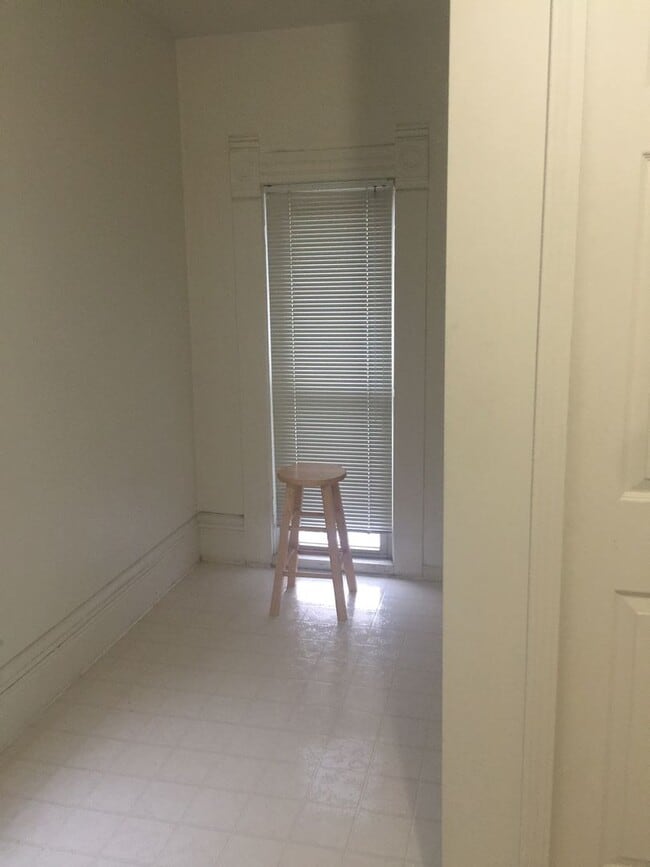 601 W Shiawassee St Unit Bedroom # 3