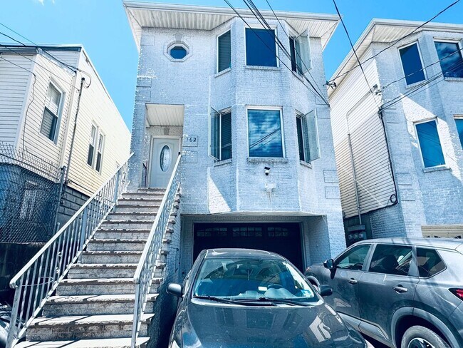 Building Photo - 162 W 53rd St Unit 2