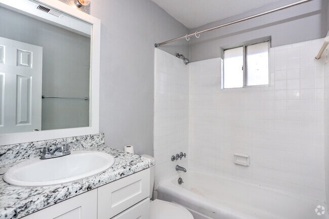 2BR, 1BA - 900 SF