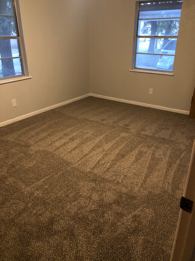 Large master bedroom - 5908 Stonewall St