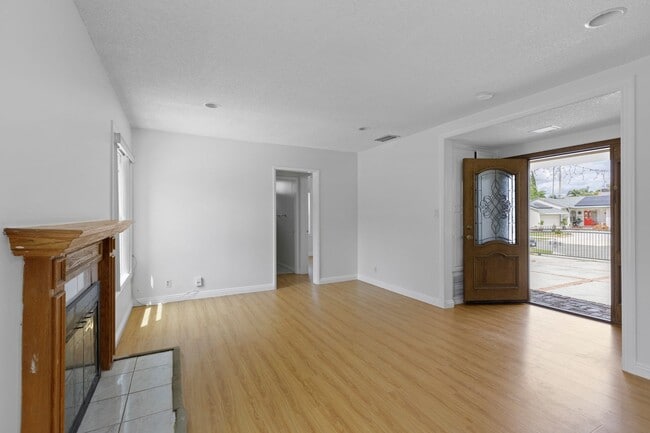 Photo - Charming 3 Bedroom / 1.5 Bathroom Home in ...