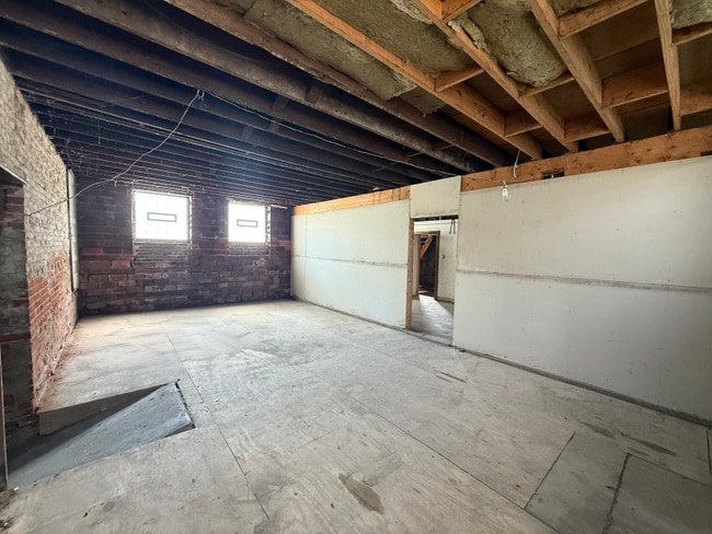 Building Photo - 2394 W 3rd St