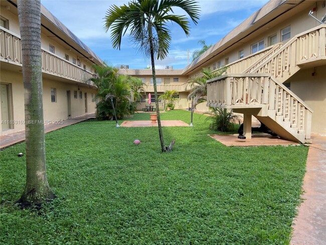 Building Photo - 1350 NE 119th St Unit 135015