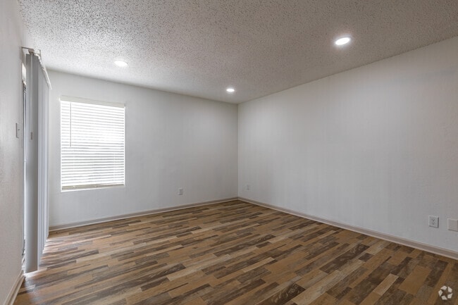 1BR, 1BA - 510SF - Living Room - The Kimberly