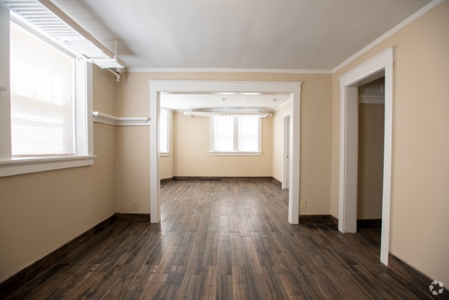 Building Photo - 1704 E Locust St Rental