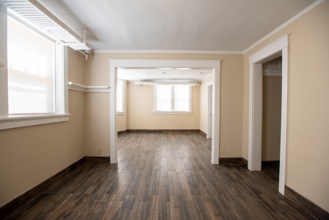 Building Photo - 1704 E Locust St Rental