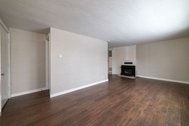 Photo - 172-172 NE Juniper St