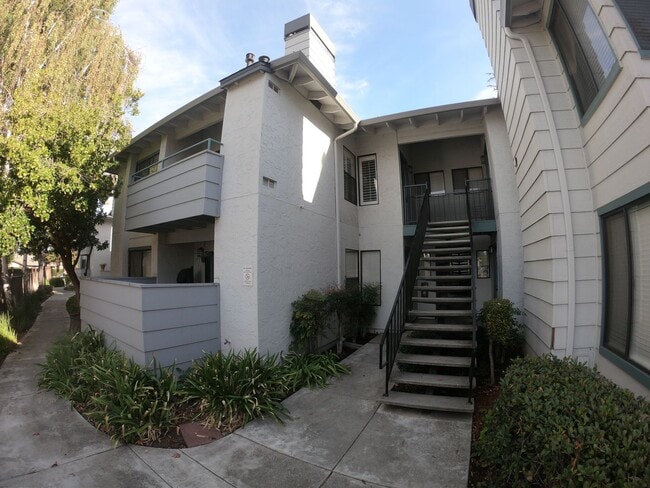 Building Photo - Centrally located Cambrian Park Condo