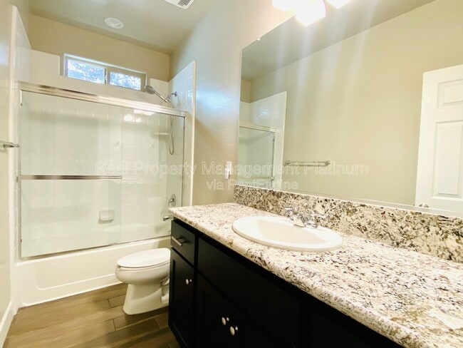 Photo - 1046 Lindsay Ln