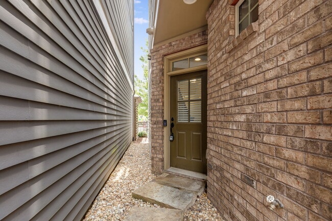 Photo - 1032 Moorewood Ln S E