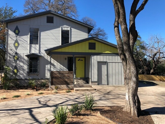 Building Photo - 3Bed/1.5 Bath Duplex