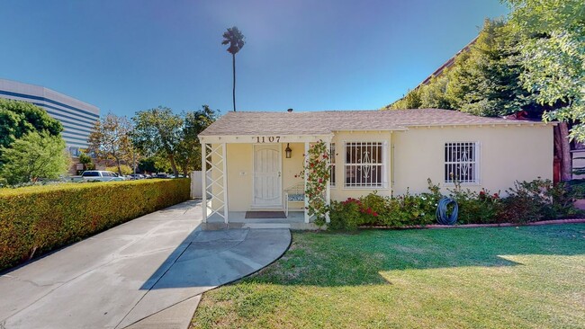 Photo - 1107 S Bundy Dr House
