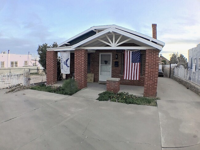 Building Photo - Central El Paso 2 bed REFRIG A/C with Moun... Rental