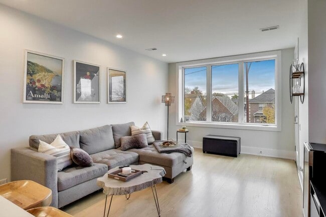 Photo - 3320 N Narragansett Ave Unit 2